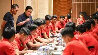 Sambangi Timnas Indonesia U-23, Erick Thohir Minta Garuda Muda Tampil Mati-Matian saat Hadapi Korea Selatan